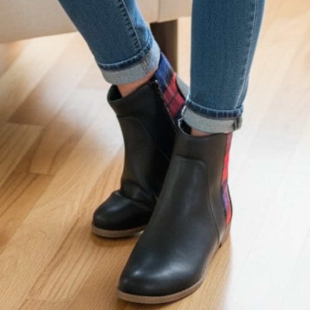 Classique black leather like with red & blue plaid flannel insert boo… - Picture 2 of 8